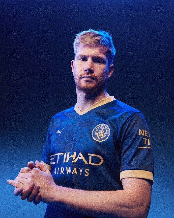 记者：申花队昨天傍晚抵达天津，出征的队伍中没有门将薛庆浩