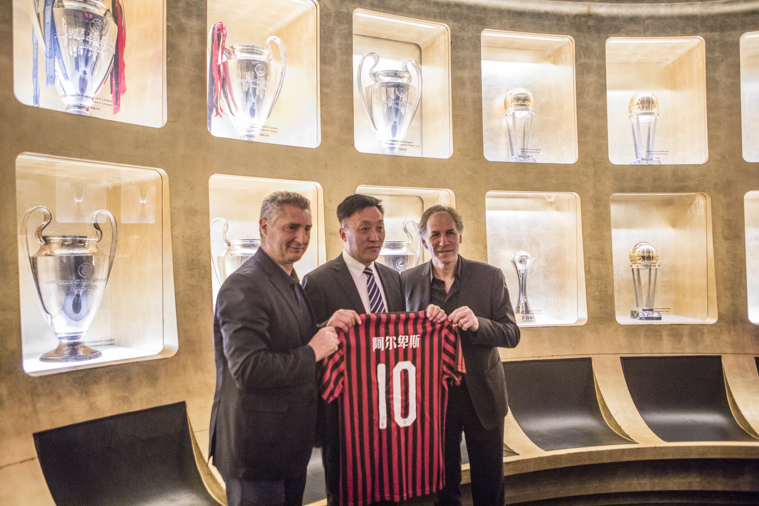 媒体人：华莱士竞技状态不佳离开新疆队，到队仅10天便离队