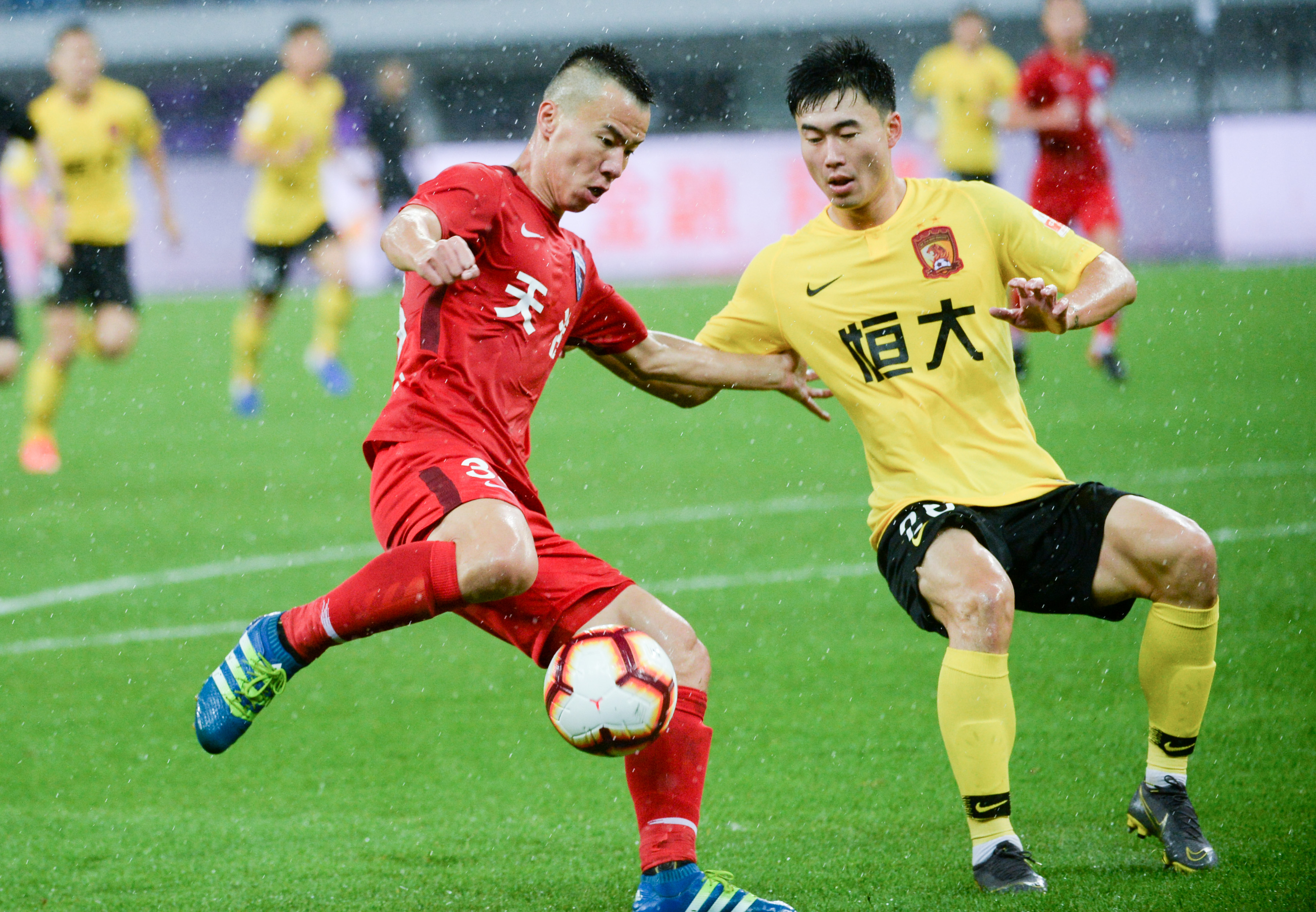 摩根：梅西最近也做了类似的肘击动作，却没人采取任何行动