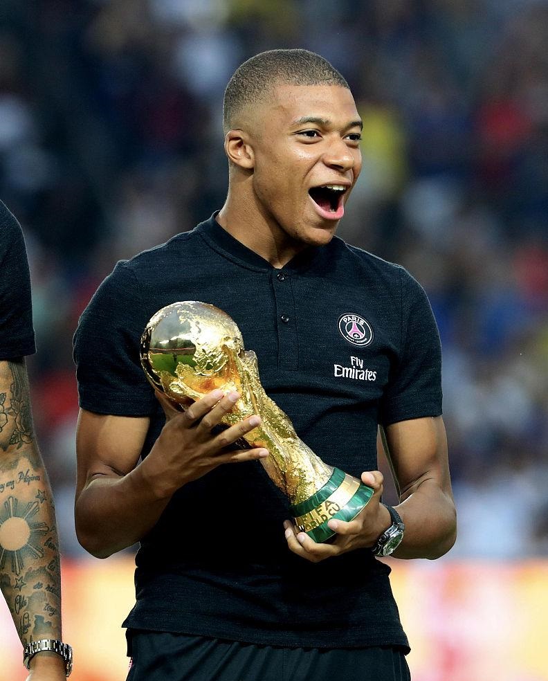 小将赛后拥抱母亲太感人