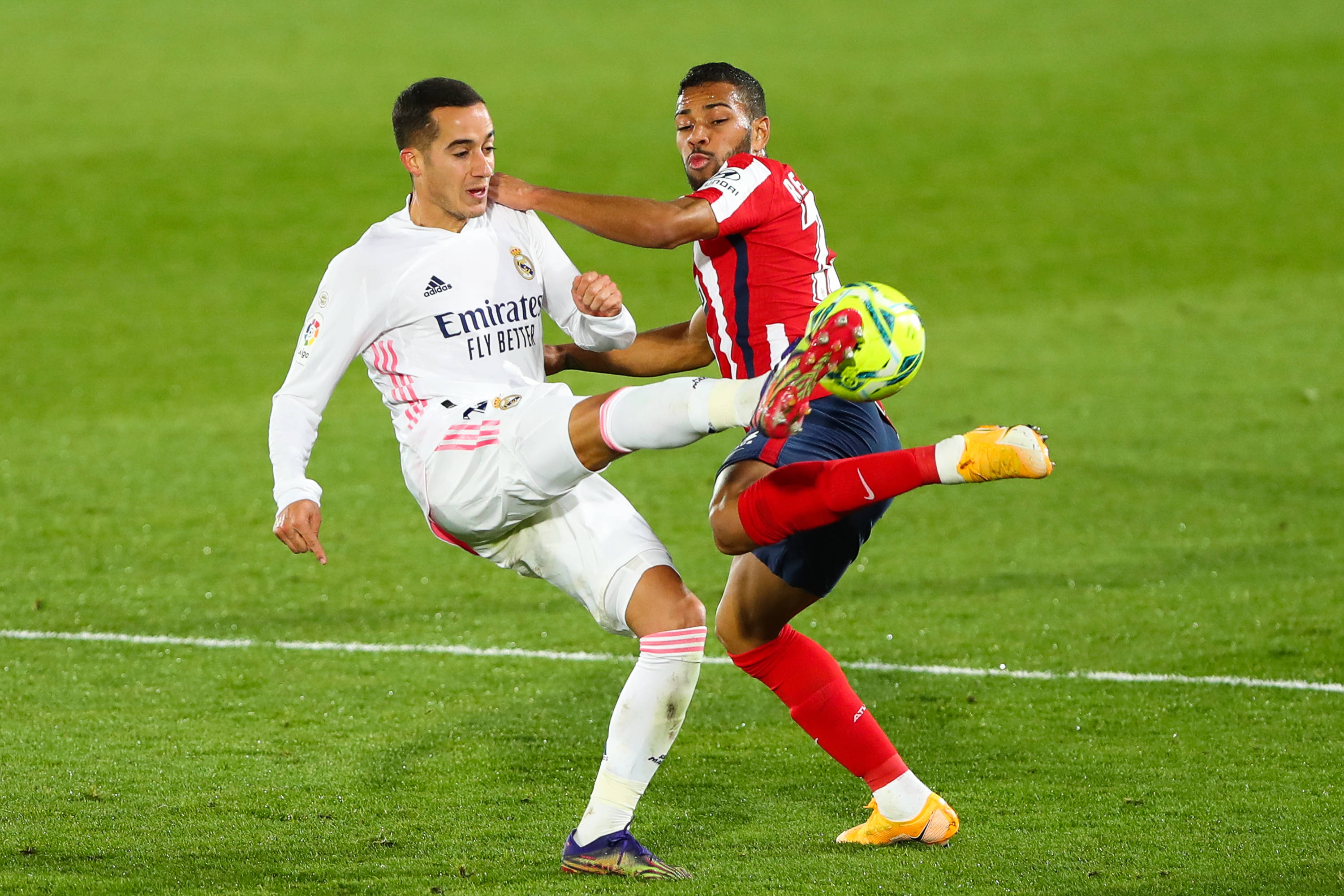 荣耀时刻，网球名将阿尔卡拉斯为迈阿密颁发美职联东部冠军奖杯